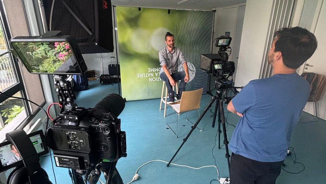 Plateau de tournage d’un MOOC pour la Fondation pour la Nature et l’Homme : deux caméras et un intervenant